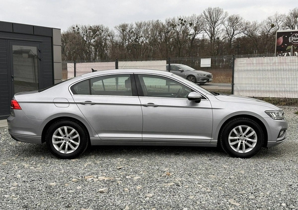 Volkswagen Passat cena 79900 przebieg: 111800, rok produkcji 2020 z Wojkowice małe 379